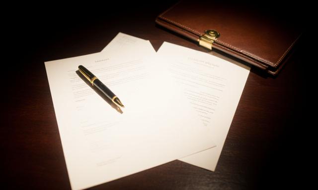 Documentos legales sobre una mesa de madera
